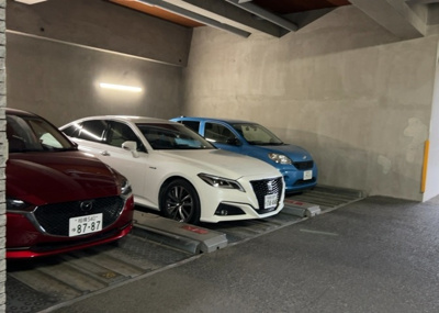 【駐車場】 | レクセルマンション本厚木 | 駐車場と明記されていても、最小スペースでつくられた駐車場だと大型車は駐車できなかったり、出入りしにくくなったりする可能性があります。お車のサイズと購入したい物件の駐車場のサイズを現地で確認しましょう。