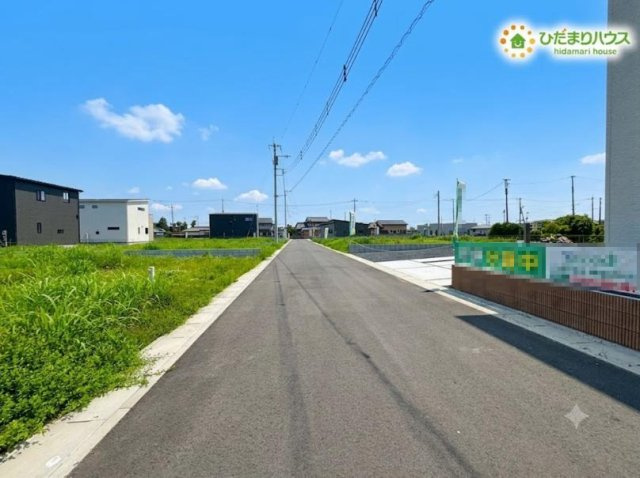 羽生市砂山第1期　新築一戸建て　ワイウッドコート05の前面道路含む現地写真