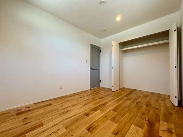 「角地で日当たり良し」南国市大そね甲B号地　平屋新築一戸建ての洋室|ナチュラルな床材が映える洋室。収納付きでスッキリ暮らせる空間
