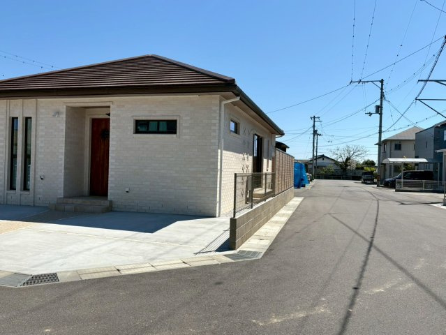 「角地で日当たり良し」南国市大そね甲B号地　平屋新築一戸建ての前面道路含む現地写真