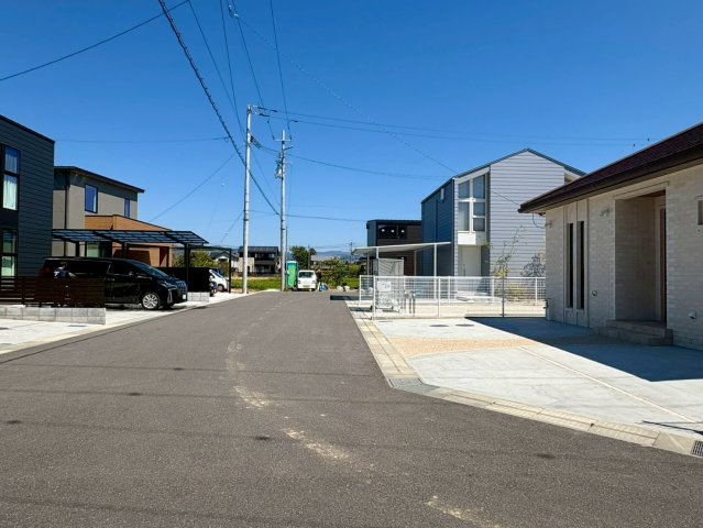 「角地で日当たり良し」南国市大そね甲B号地　平屋新築一戸建ての前面道路含む現地写真