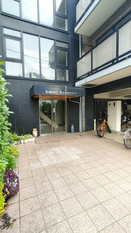 府中市武蔵台１丁目の賃貸マンションのエントランス