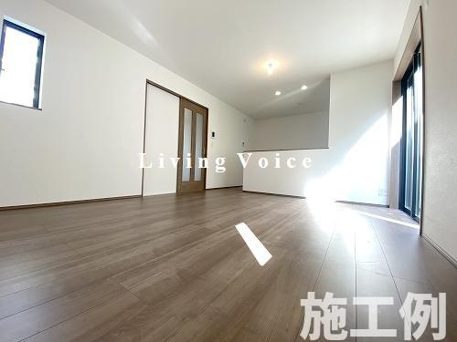 【居間・リビング】 | 【仲介手数料０円】平塚市纒4丁目　新築一戸建て　全6棟 | 平塚市纒4丁目　新築一戸建て　全6棟