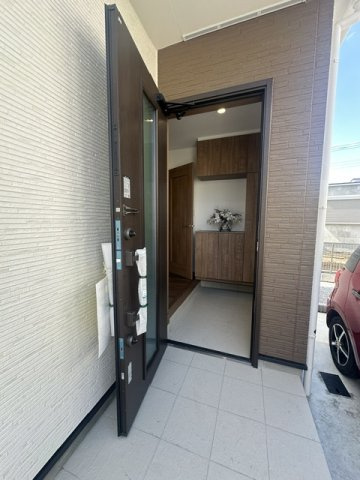 子育て環境良好とはまさにこの事！幼稚園小学校近し！！な新築戸建て～大和市福田新築戸建て～の玄関|シンプルで使いやすい玄関です