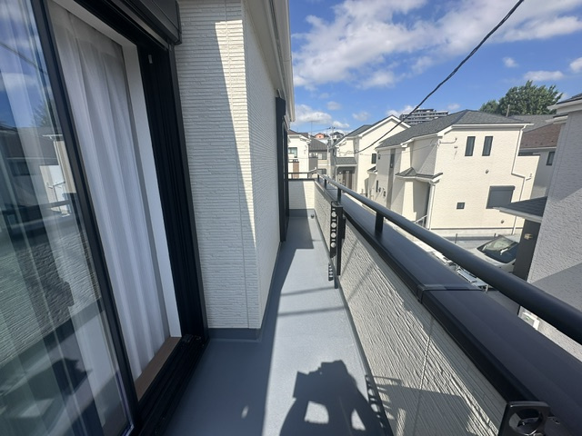 子育て環境良好とはまさにこの事！幼稚園小学校近し！！な新築戸建て～大和市福田新築戸建て～のバルコニー|外からの目が気にならないバルコニーで洗濯物が干せます