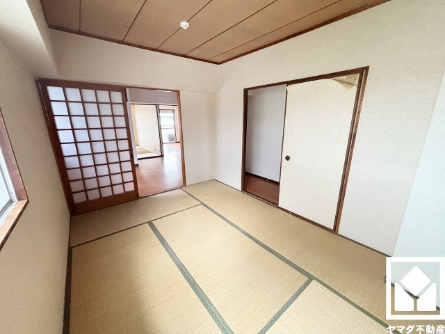 香枦園スカイハイツの和室|約6帖の西側和室です。リビング・廊下から出入り可能な回遊性のあるお部屋で、生活動線にも配慮された間取りです。リビングと一体でもご利用いただけます。