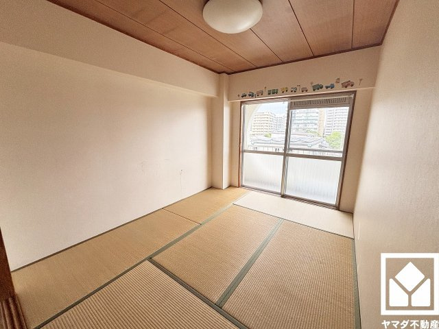 香枦園スカイハイツの和室|約6帖の東側和室です。バルコニーにつながるお部屋で、通風・陽当たり良好。お子様のお部屋などにも丁度良い広さです。