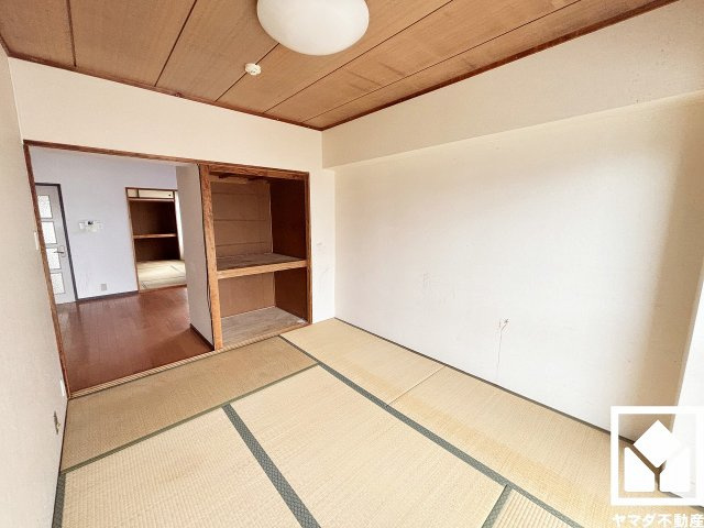 香枦園スカイハイツの和室|約6帖の東側和室です。陽光がたっぷり差し込む洗練された和の空間。温かみのある畳のスッキリとしたデザインが、暮らしを心地よく彩ります。