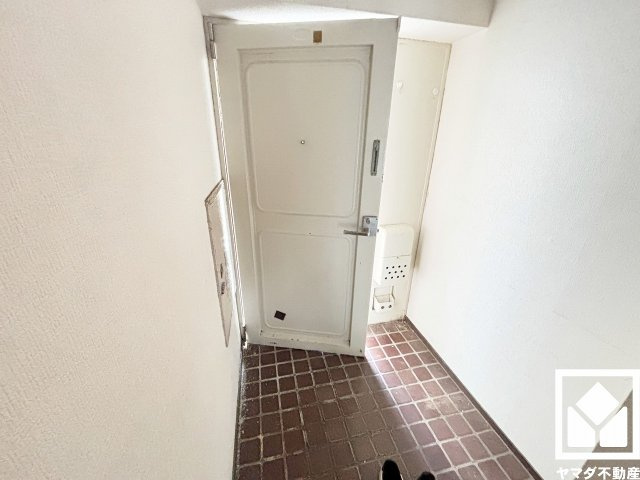 香枦園スカイハイツの玄関|白を基調とした明るい玄関で、毎日を爽やかにスタート。清潔感あふれる空間が、訪れる人々を温かく迎えます。