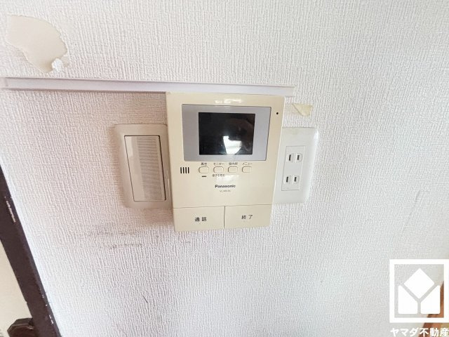 香枦園スカイハイツの防犯設備|突然の来訪時にも防犯面で心強いモニター付きインターホンを設置。お留守番中のお子様も、室内からスムーズに相手の確認ができます。