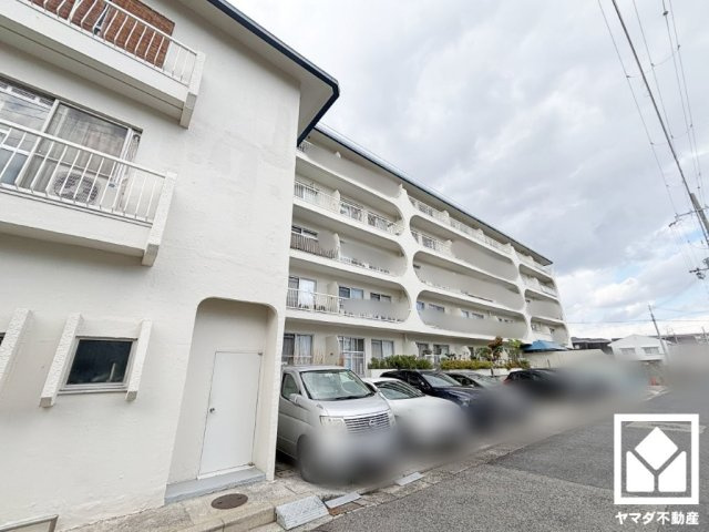 香枦園スカイハイツの外観|スムーズな移動を叶えるエレベーターを備え、毎日の生活にゆとりをもたらす、快適な暮らしの動線をサポートします。防犯カメラが設置されておりセキュリティにも配慮されています。