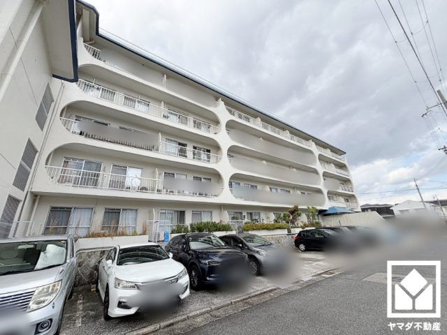 香枦園スカイハイツの駐車場|敷地内に駐車場を設置。重い荷物や雨の日の移動もスムーズで、快適なカーライフを実現。空き状況等の詳細は弊社スタッフまでお気軽にお問い合わせください。