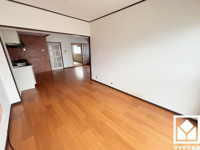 香枦園スカイハイツの居間・リビング|シンプルで美しいデザインのリビングが、毎日の生活に彩りを添える。