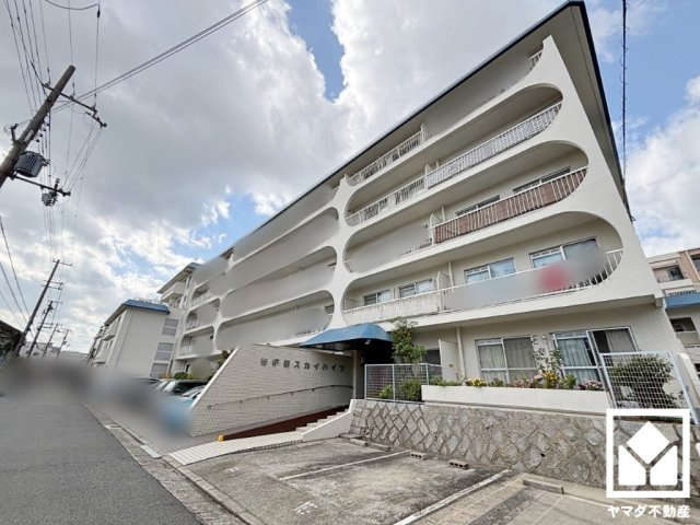 香枦園スカイハイツの外観|阪神本線「香櫨園」駅まで徒歩16分、JR東海道本線「さくら夙川」駅まで徒歩25分、阪急神戸本線・甲陽線「夙川」駅まで徒歩27分の立地。