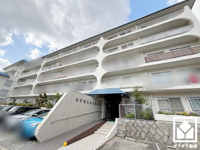 香枦園スカイハイツの外観|ブランコやすべり台などを備えた「泉公園」まで徒歩2分（約110m）。園内中央にはパーゴラ付きベンチから見守りやすい大きな砂場があり、小さなお子様ものびのび遊べる環境で、子育て世帯の方にもお勧めです。