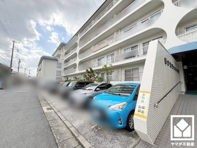 香枦園スカイハイツの外観|きれいな砂浜が広がる自然海浜公園「御前浜公園」も徒歩2分（約130m）の距離にあり、カニ類・海浜植物など生き物との触れ合いや、波音に癒されながらお散歩やジョギングも楽しめる、健康的なロケーションです。