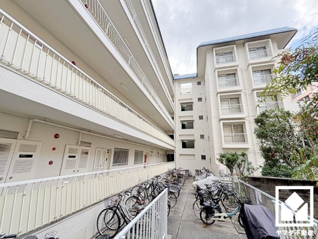 香枦園スカイハイツの外観|駐輪場も備えています。一部は屋根付きなので雨や日差しの影響を受けにくく、大切な自転車の保管にも便利です。平置きなのでさまざまなタイプの自転車を置きやすい仕様です。