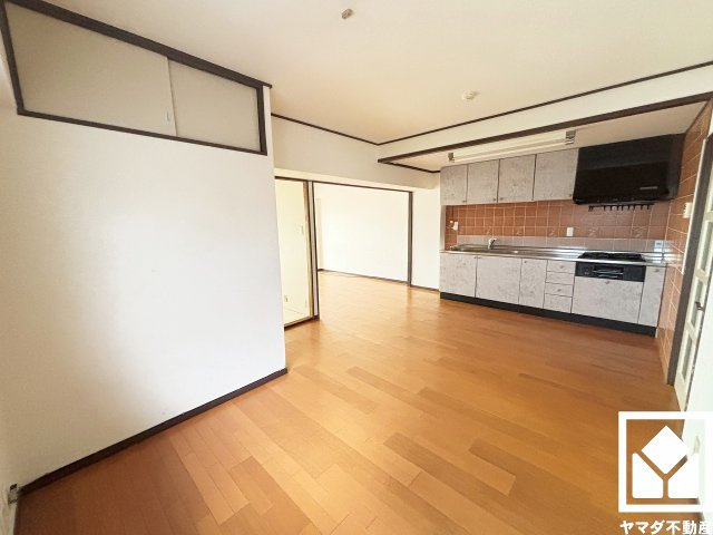 香枦園スカイハイツの居間・リビング|広々17.5帖のLDKが魅力。家族全員がリラックスできる、ゆったりとした快適リビングで温かい団らんの時間を。