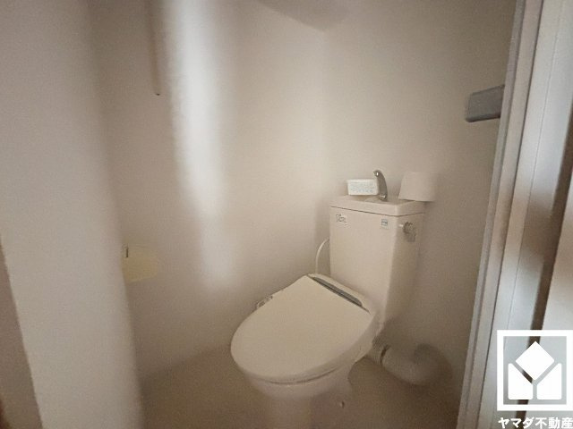香枦園スカイハイツのトイレ|落ち着いたデザインと使いやすさを兼ね備えたトイレです。毎日使う場所だからこそ、快適性にも配慮されています。