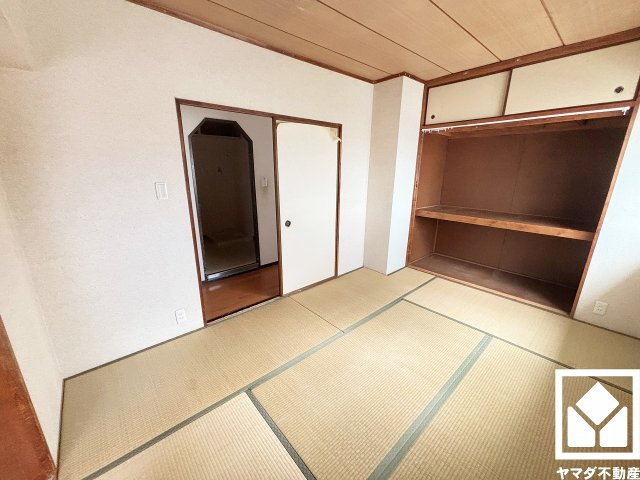香枦園スカイハイツの和室|約6帖の西側和室です。全居室6帖のゆとりある居住空間​で、広々お使いいただけます。全居室に押入もございますので、お部屋の広さを最大限に活用できます。