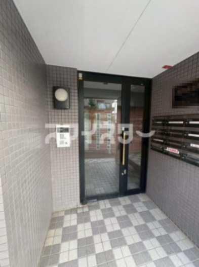 羽村市緑ヶ丘５丁目の賃貸マンションのエントランス