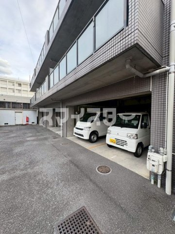 羽村市緑ヶ丘５丁目の賃貸マンションの駐車場