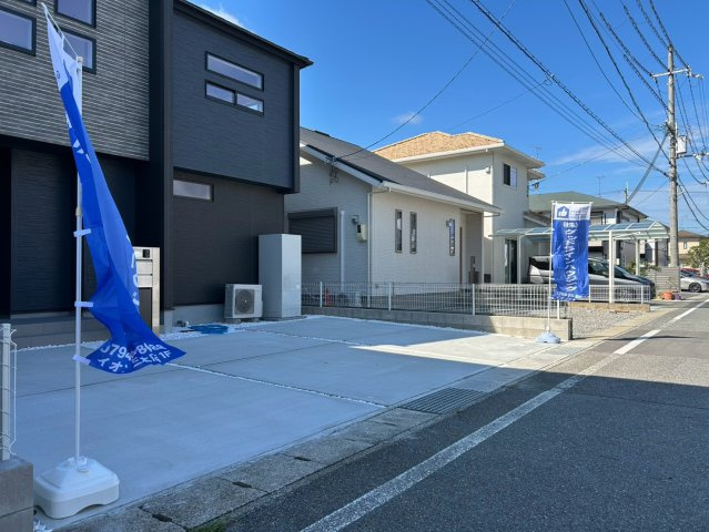 小野市神明町　1期1号棟の前面道路含む現地写真