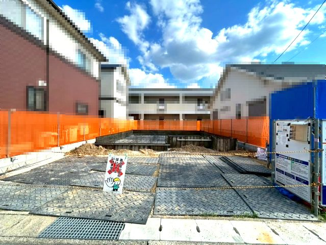 小野市神明町　1期1号棟の前面道路含む現地写真