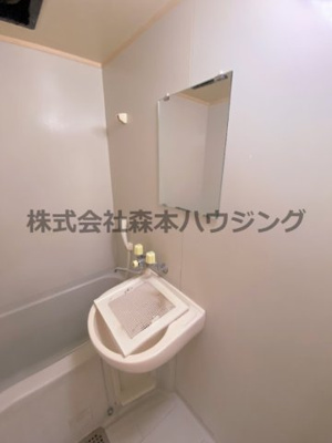 【洗面所】 | 　プチプルージュ | ※同タイプ別室の写真となります。
　設備内容や内装色調など相違がある場合は実際のお部屋の現状優先となります。