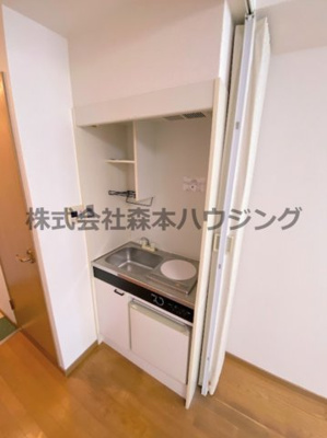 【キッチン】 | 　プチプルージュ | ※同タイプ別室の写真となります。
　設備内容や内装色調など相違がある場合は実際のお部屋の現状優先となります。