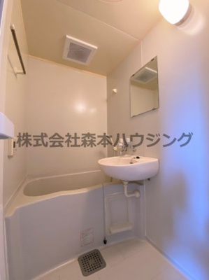 【浴室】 | 　プチプルージュ | ※同タイプ別室の写真となります。
　設備内容や内装色調など相違がある場合は実際のお部屋の現状優先となります。