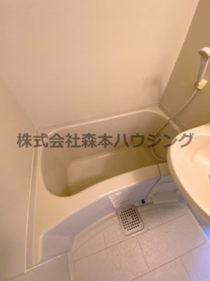 【浴室】 | 　プチプルージュ | ※同タイプ別室の写真となります。
　設備内容や内装色調など相違がある場合は実際のお部屋の現状優先となります。