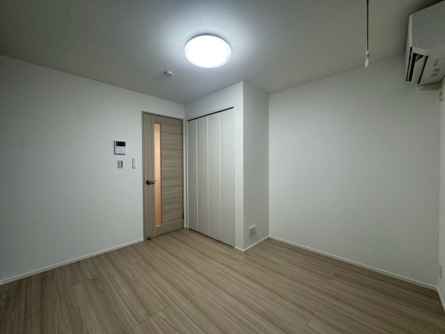 【洋室】 | Serenity春日 | ※同物件・同タイプの写真です。