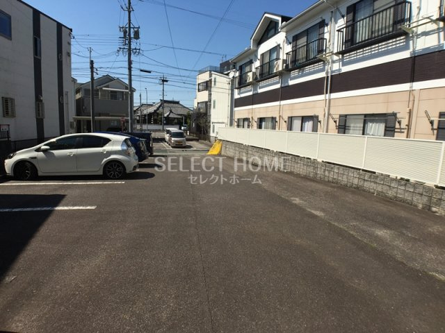 【駐車場】 | ハートヒルズ伊賀 | 駐車場に車を止められます