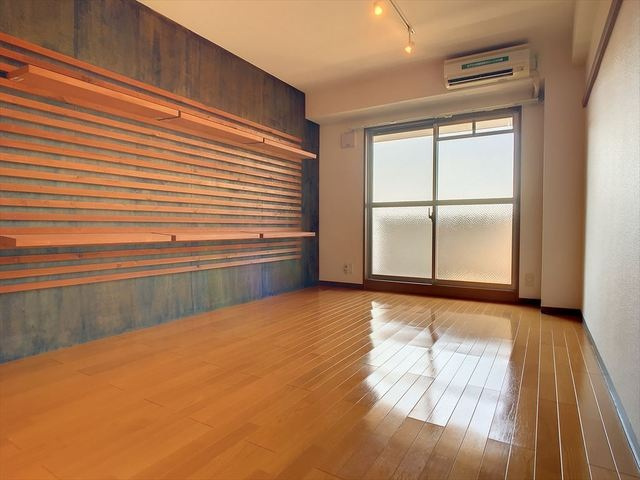 STUDIO　APARTMENT　KICHIの洋室|【単身様へ】広々洋室８帖、お洒落な室内空間、
エアコン完備されております。