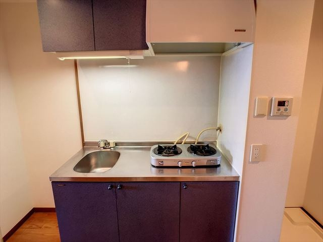 STUDIO　APARTMENT　KICHIのキッチン|【単身様へ】キッチン（ガスコンロ２口、設置）使い勝手の良い、
料理のしやすいキッチン♪
