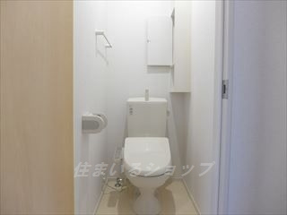 エトワールのトイレ|シャワートイレ・収納棚あり