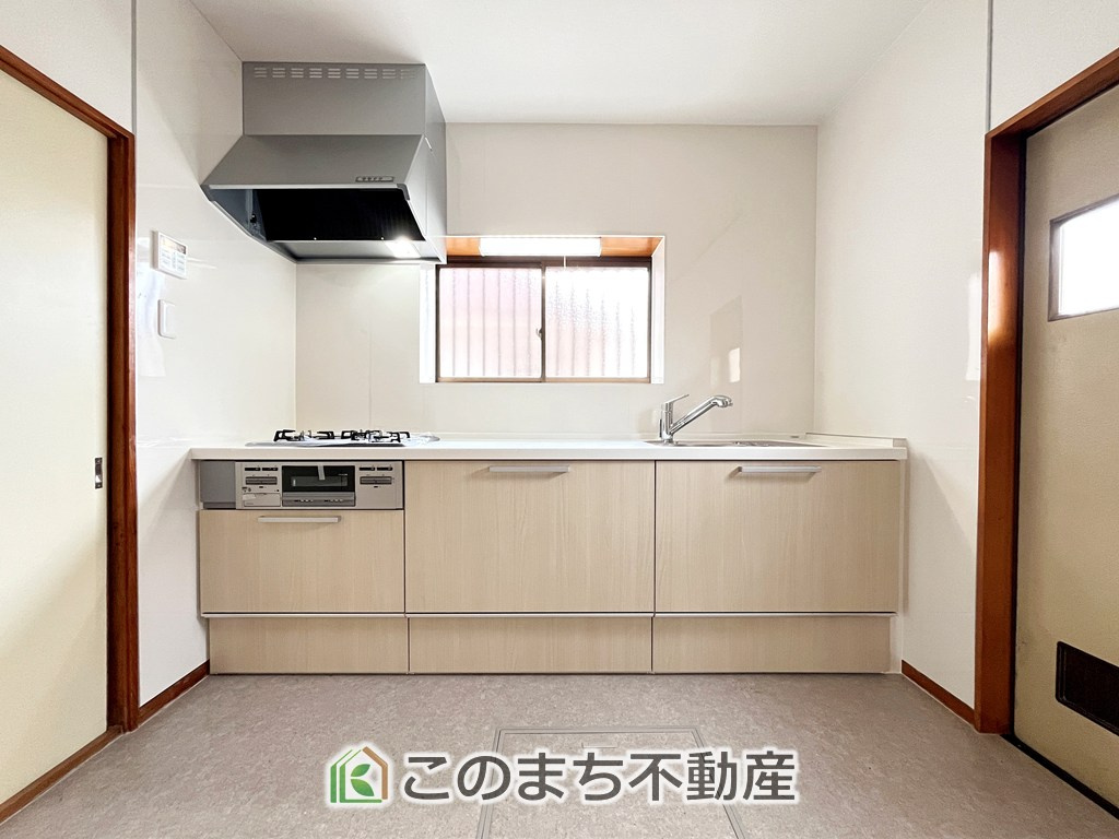 KEM小山市西城南1期　中古戸建のキッチン|勝手口付きでゴミ出しも楽です♪