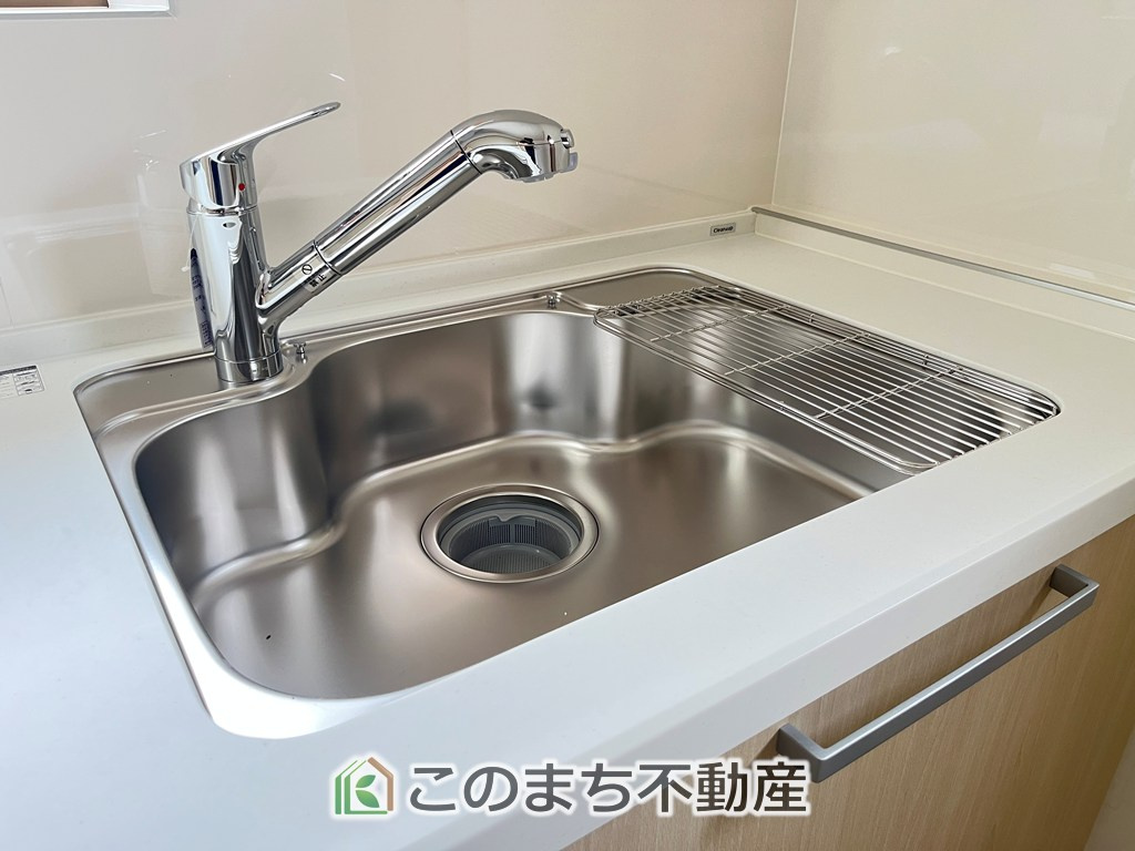 KEM小山市西城南1期　中古戸建のキッチン|ビルトイン型浄水器を内蔵したキッチン水栓。お米を研いだり、野菜を洗ったりするときなど用途に応じてワンタッチで浄水に切り替えが可能です。カートリッジ式なので、フィルターを簡単に交換する事が出来ます。