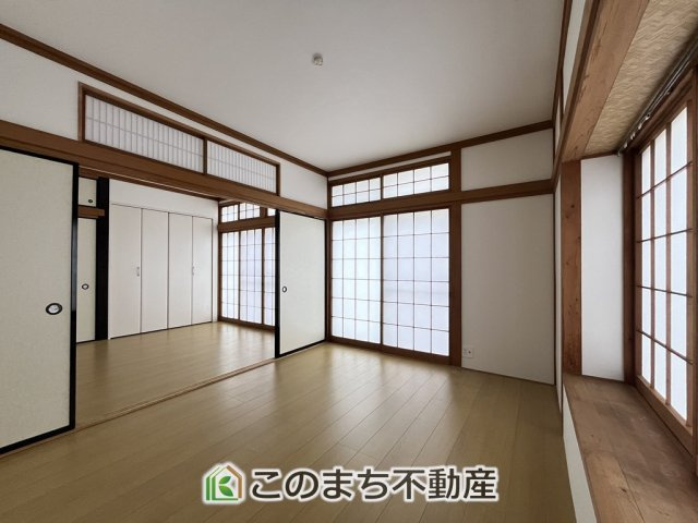 KEM小山市西城南1期　中古戸建の居間・リビング|6帖の二間続きの居室は南向きで日当たり良好です。