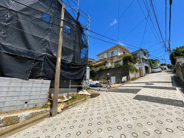 【横浜市南区六ツ川2丁目56-5全3棟新築戸建て】★仲介手数料無料★（別所小学校・六ツ川中学校） の前面道路含む現地写真