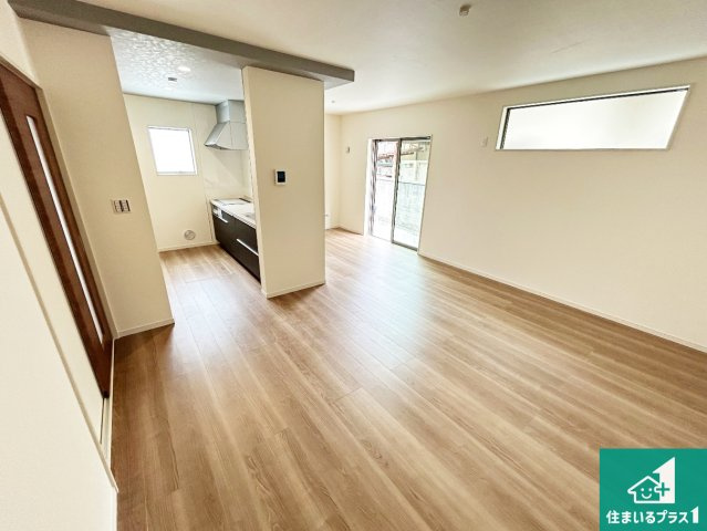 ●北葛城郡広陵町三吉赤部　第9期　新築一戸建ての居間・リビング|日当たり良好の明るいリビングで朝の目覚めもスッキリできそう！対面キッチンでご家族のコミュニケーションも自然と増える設計！小さなお子様が遊ぶスペースを作っても広々とくつろげるLDK！