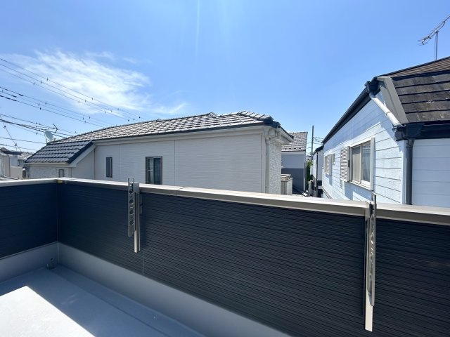 【新築戸建】高崎市石原町01期　のバルコニー|■バルコニー｜あたたかな陽のひかりを浴びることのできるバルコニー。お洗濯物やお布団を干せば、家族みんなが気持ちよく暮らすことができます(*^^*)