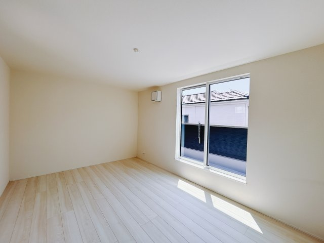 【新築戸建】高崎市石原町01期　の寝室|■主寝室｜ベッドやテレビなどの大き目の家具を置いても余裕のある広々主寝室です♪家事やお仕事にお疲れなパパ・ママがゆっくりと過ごせる空間です♪