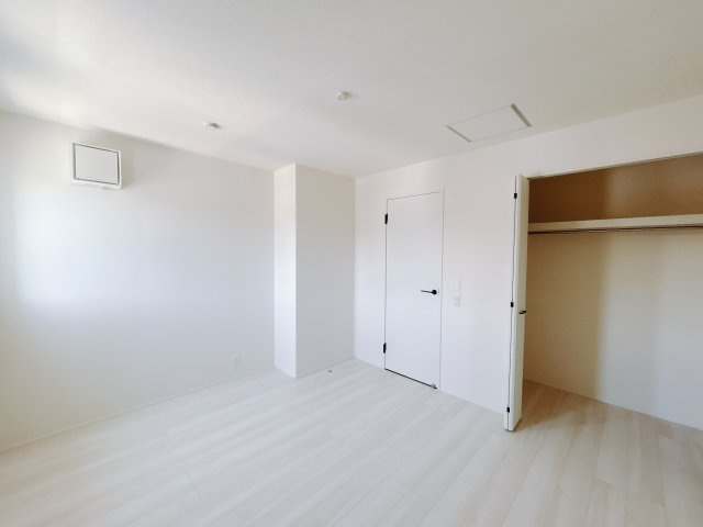 【新築戸建】高崎市石原町01期　の洋室|■2階洋室｜ナチュラルカラーの床です。模様替えなどとても楽しく工夫できます♪陽当たり、風通しもとても良いので毎日快適な生活スタートです！子供部屋にも良いですね♪