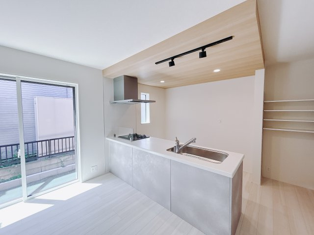 【新築戸建】高崎市石原町01期　のダイニング|■ダイニング｜忙しい朝でもご家族そろってお食事を楽しんでいただける、ゆとりあるダイニングスペース。