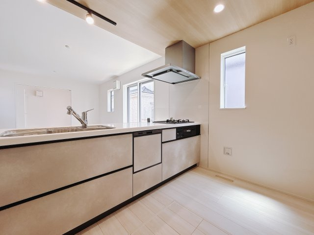 【新築戸建】高崎市石原町01期　のキッチン|■キッチン｜リビングまでの見通しが良く、家事をしながらでも、お子様の様子を見られるようになっています。お子様がいつもママのそばにいる安心感も生まれます♪