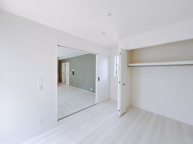 【新築戸建】高崎市石原町01期　の洋室|■1階洋室｜リビング横の1階洋室になります♪大きなクローゼットもついていますの、お片付けも安心です♪