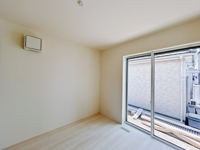 【新築戸建】高崎市石原町01期　の洋室|■1階洋室｜大きな窓がついています♪陽光たっぷり差し込む空間ライフはいかがですか？