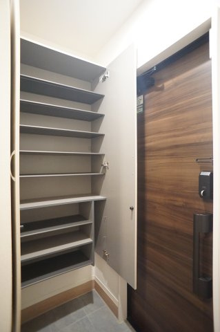 セレスティア京島 の玄関